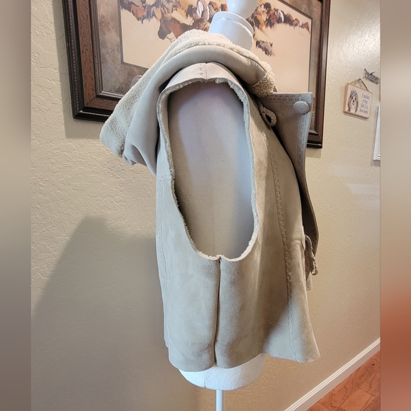 Faux Suede and Sherpa Vest with Hood - Picture 6 of 12